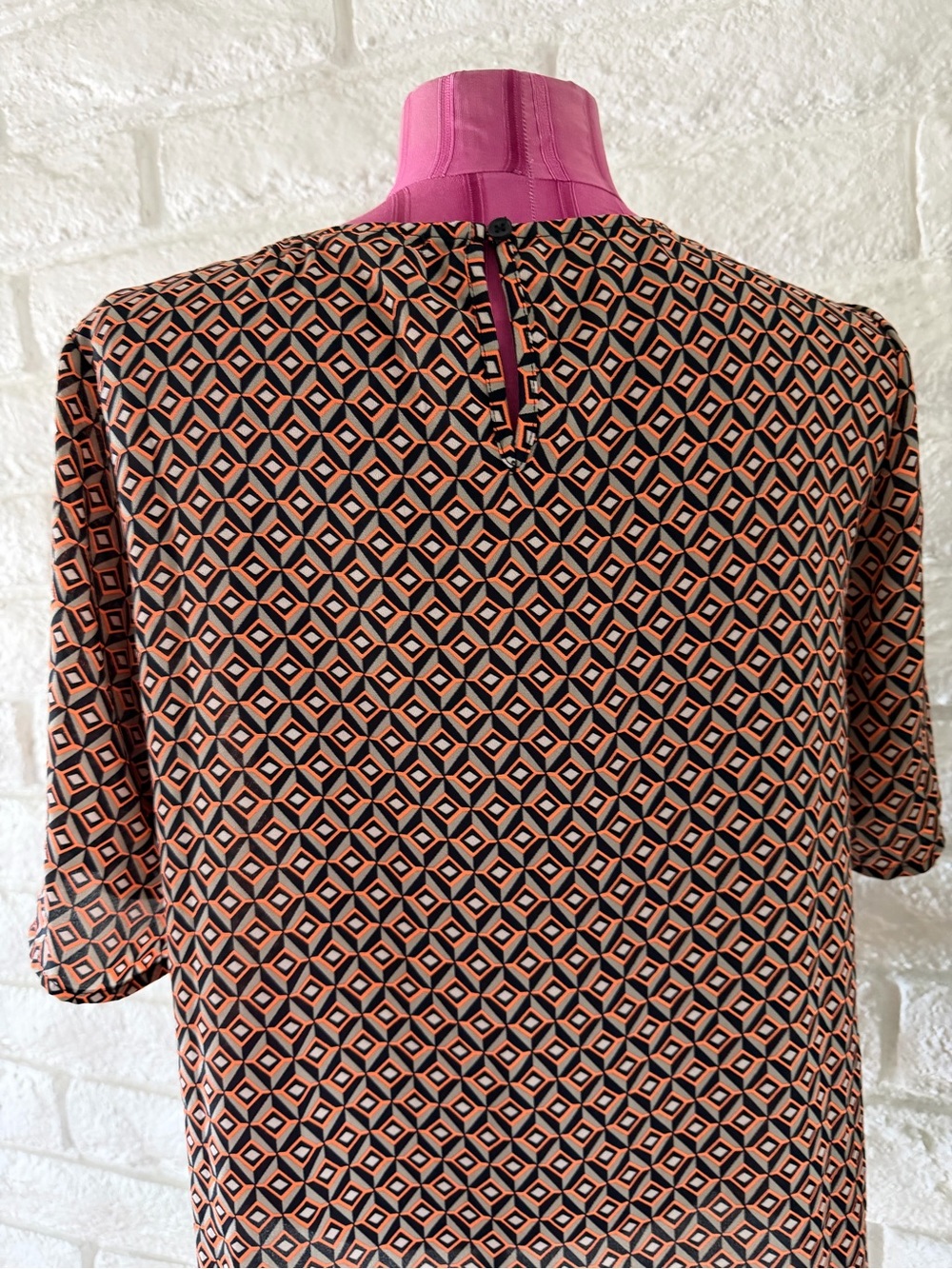 Pleione x Anthropologie Geometric Tie-Neck Blouse in Black and Rust T-7 - Picture 6 of 6